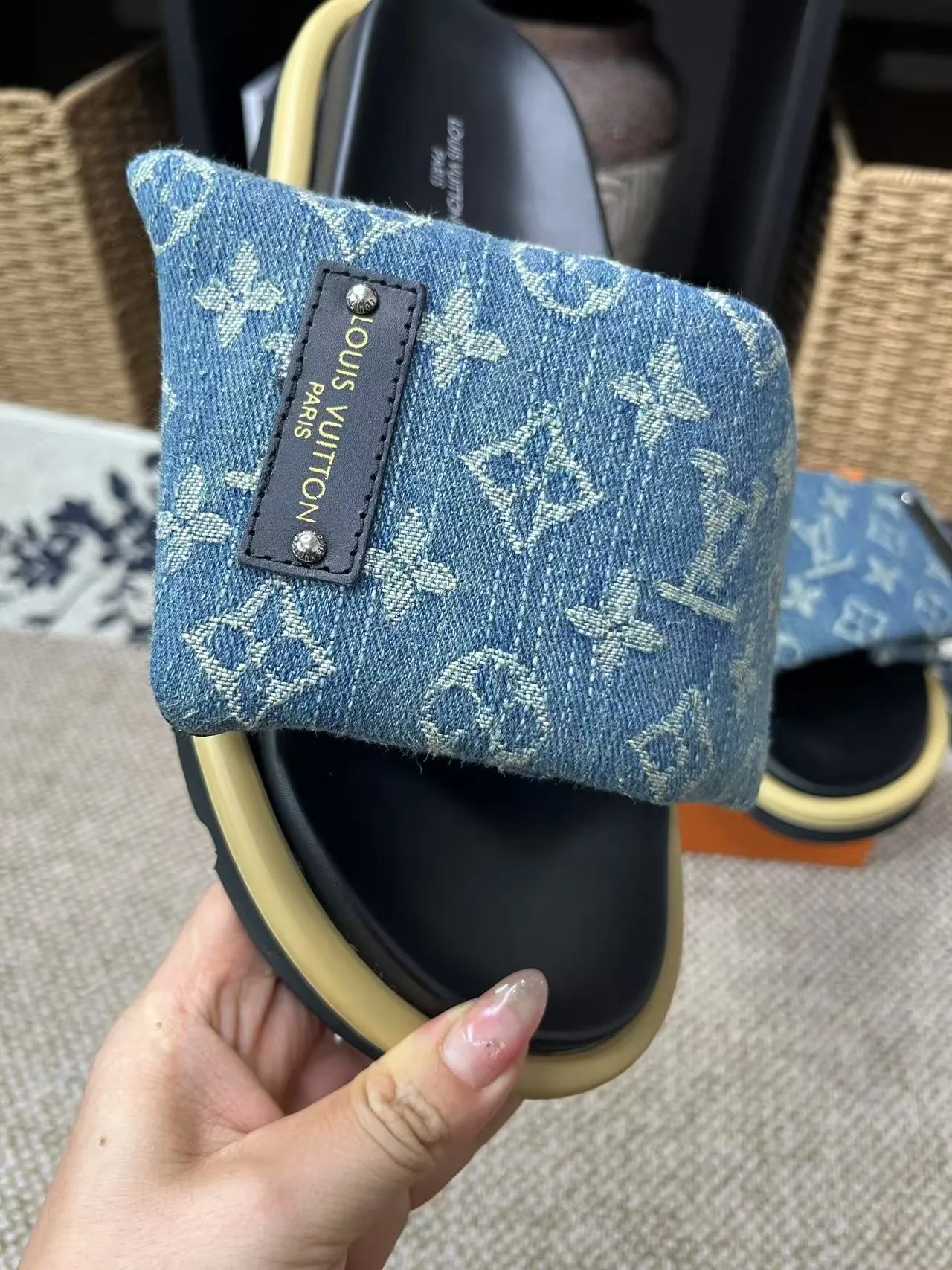 P340 yuan LV Louis Vuitton Full of high-end feel! A popular model among bloggers at home and abroad, it’s retro and fashionable, and looks stunning on your feet! Mainly recommended model on the official website★ ━━━━━ ЅᏇєєt ━━━━━ ▪️Upper: original calfskin ➕5D printing process ▪️Inner: imported mixed sheepskin ▪️Outsole: original molded foam outsole ▪️Size: Female 35-40 Men's 39-44 (women's 41 men's 45)